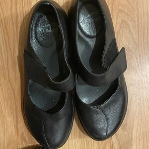 Preowned women’s Dansko Black Women's Flats 38